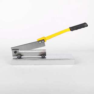 China Cut pork ribs and pig trotters with a guillotine