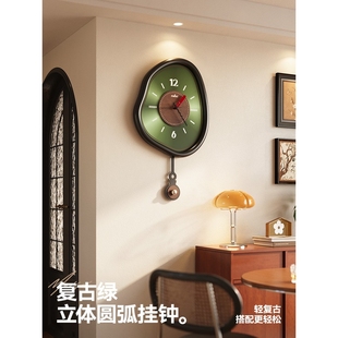 客厅挂钟2025新款 现代家用复古钟表网红挂墙中古风时钟通用肤感板