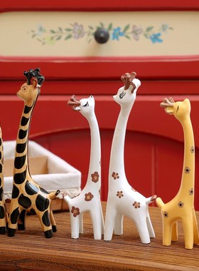 北欧原木风文艺小长m颈鹿客厅玄关电视柜家居软装饰品书架创意摆