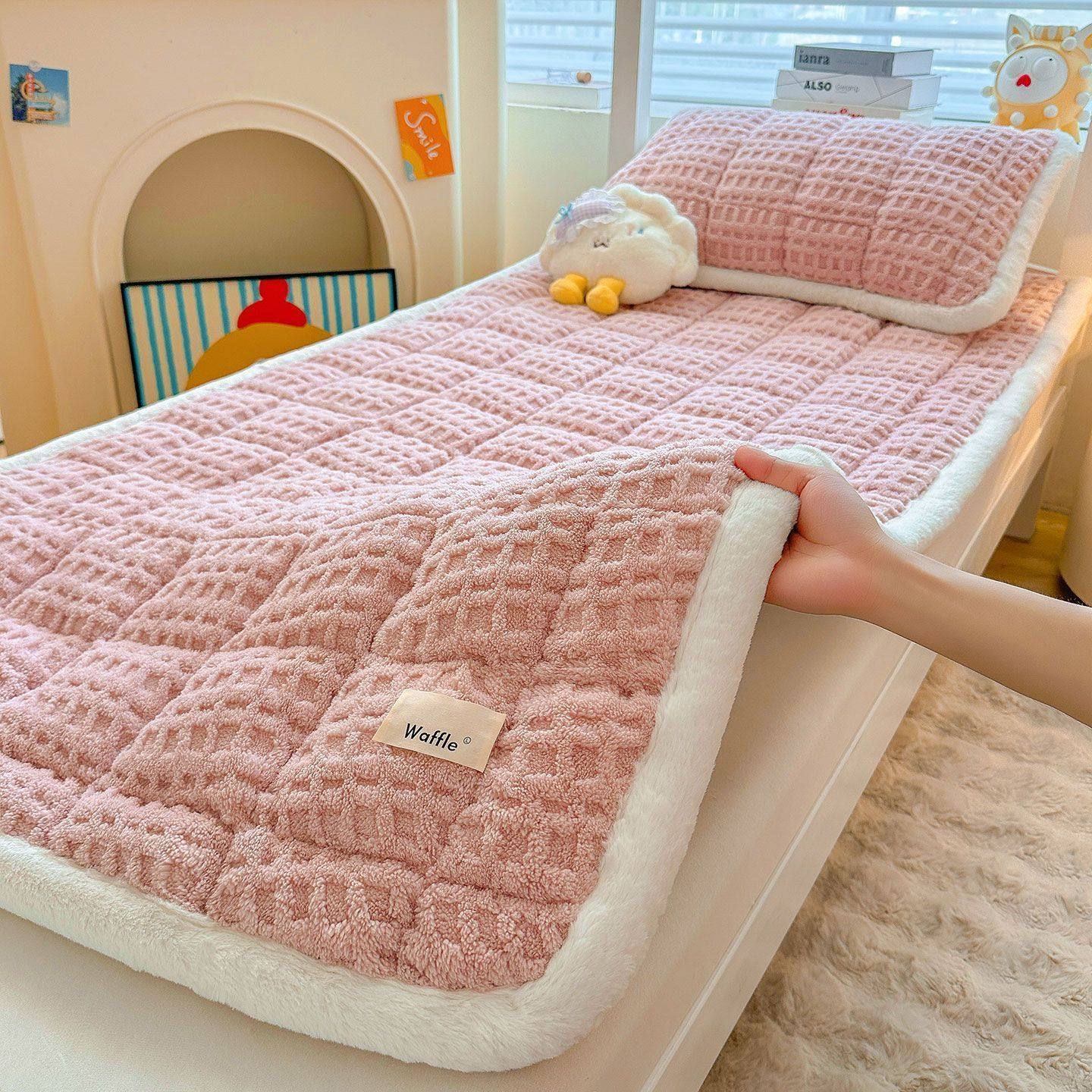 ぃ冬天加绒牛奶绒床盖单件加厚珊瑚绒床单毯单人学生宿舍床垫三件