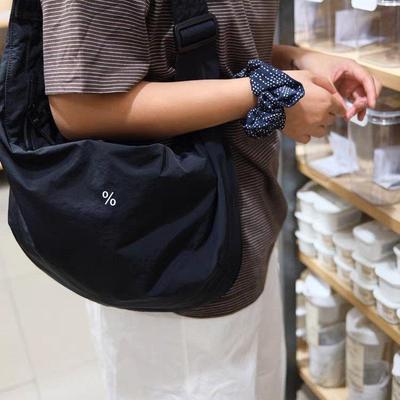 25FW终于出了~韩国订单款~感轻盈防水斜挎牛角包~单肩超好看