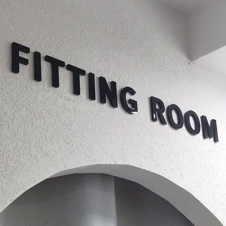 试衣间英文提示牌FITTING ROOM立体字亚克力标识牌服装店装饰门贴