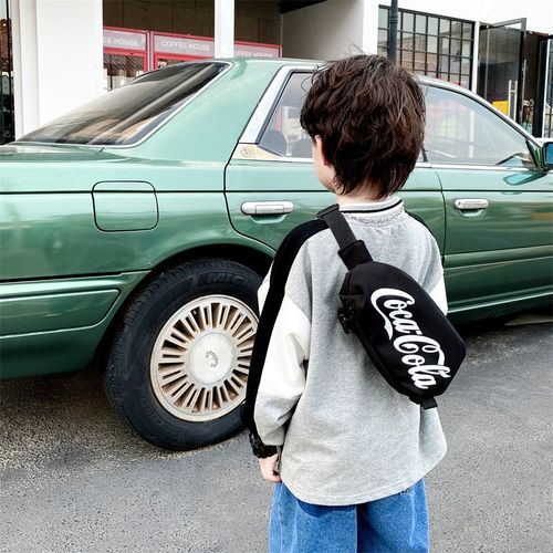 国潮风儿童包帅气男童斜挎包百搭出游字母胸包简约休闲单肩零钱包