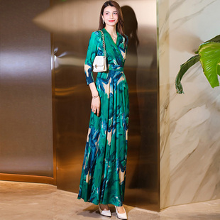 春秋绿色长袖连衣裙女长款到脚踝2025新款超长新中式印花大摆裙子