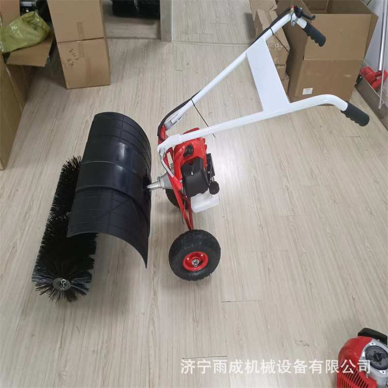塑胶操场冲砂梳理 机 侧挂式汽油人造草坪梳草机 手扶式刷草机