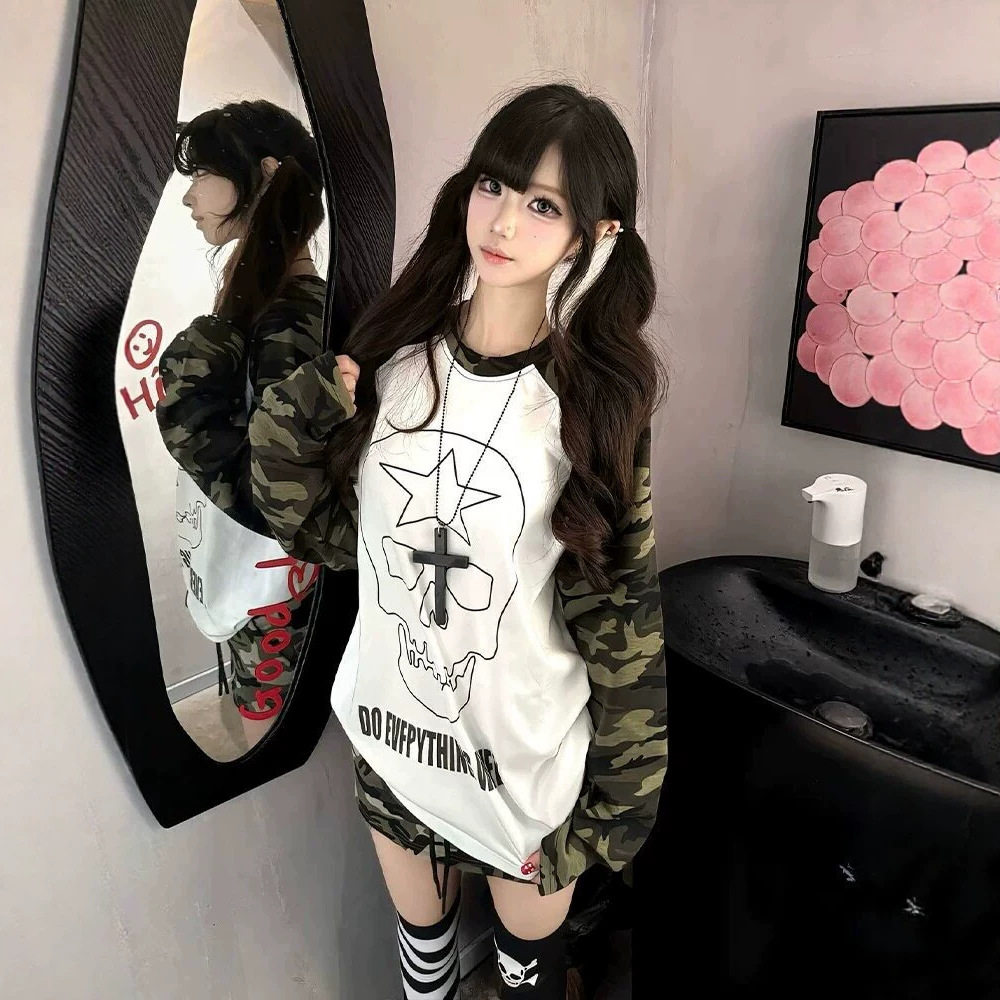y2k轻亚风迷彩拼接长袖女新款千禧骷髅头印花插肩t恤宽松情侣上衣