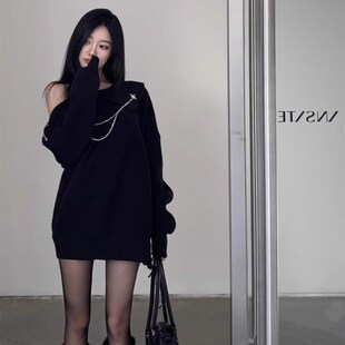纯欲风露肩中长版毛衣女秋冬新款氛围感链条胸针黑色慵懒针织上衣