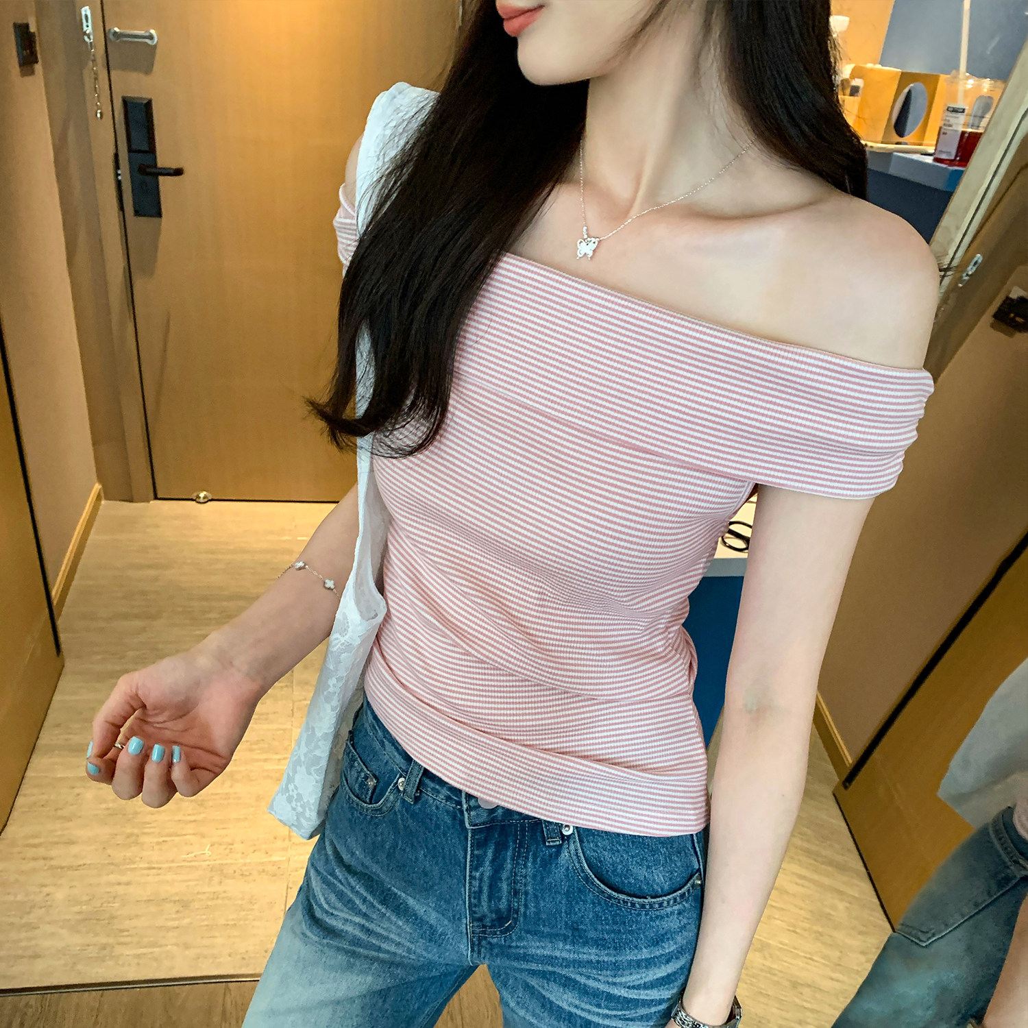 韩系辣妹超好看条纹一字领露肩无袖T恤女2026夏新款修身绝美上衣