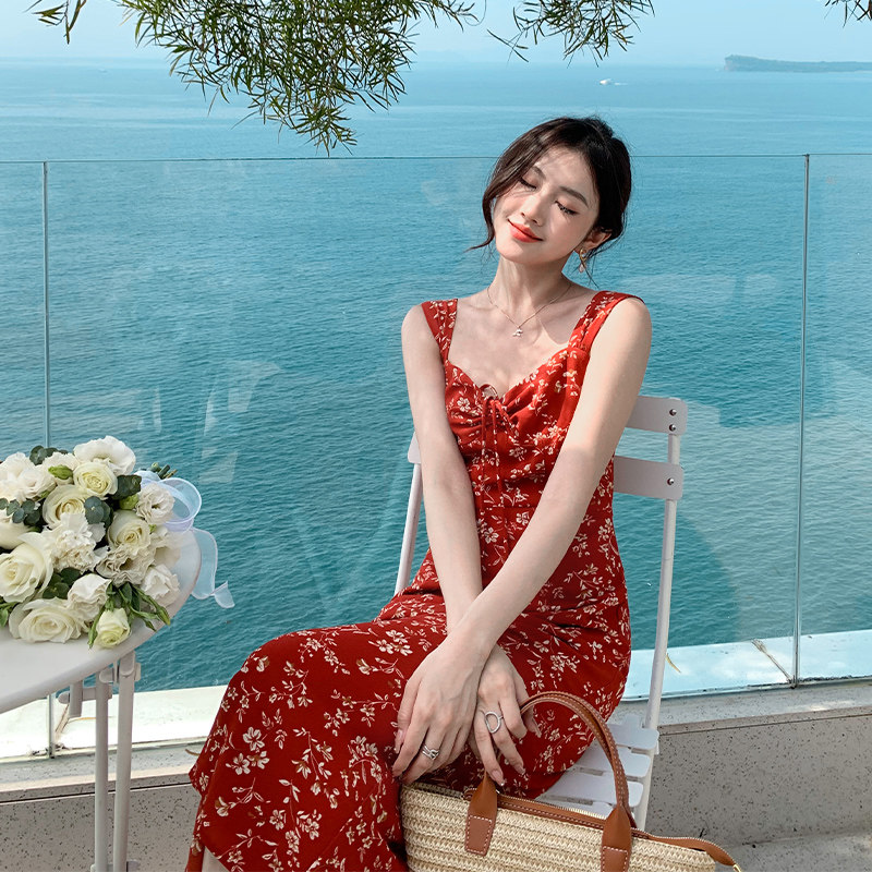 法式红色碎花吊带裙海边