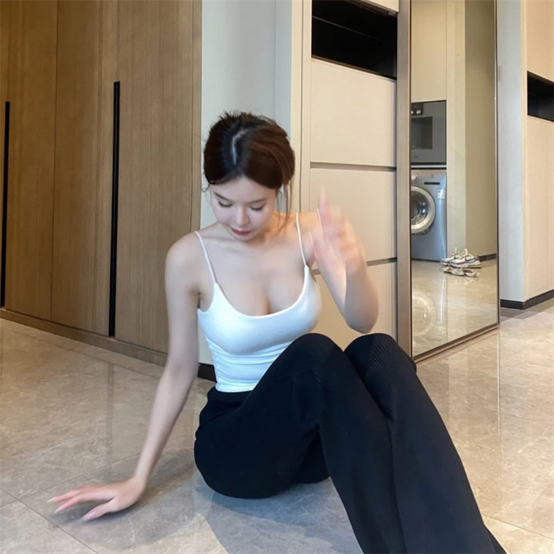 辣妹白色带胸垫小吊带背