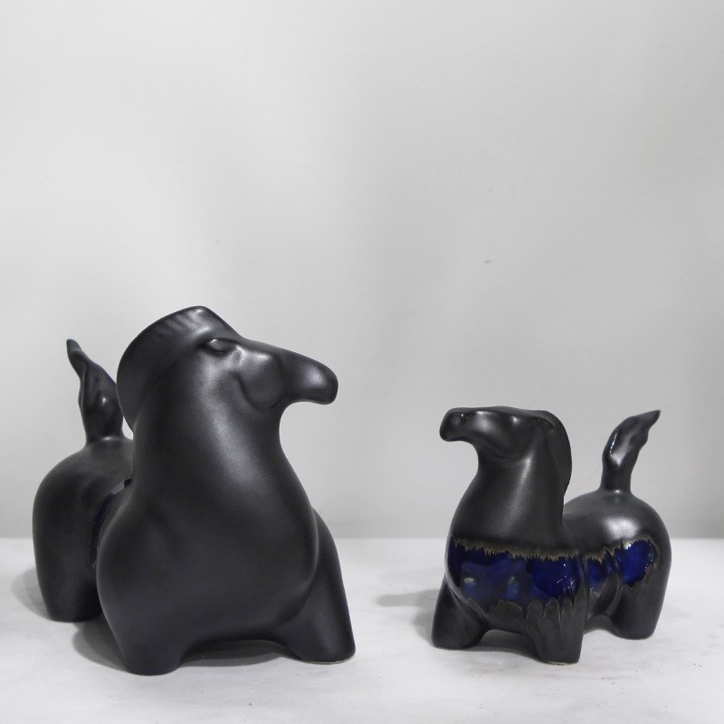 现代蓝黑窑变陶i瓷马摆件客厅玄关办公室书房桌面装饰陶瓷创意摆