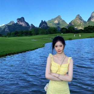 一罐杏仁桃法式系带黄色小飞袖吊带连衣裙女夏季纯欲包臀短裙子