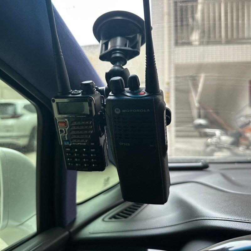 车载对讲机手咪支架 大吸盘牢固狂甩不掉对讲机手咪带背夹通用