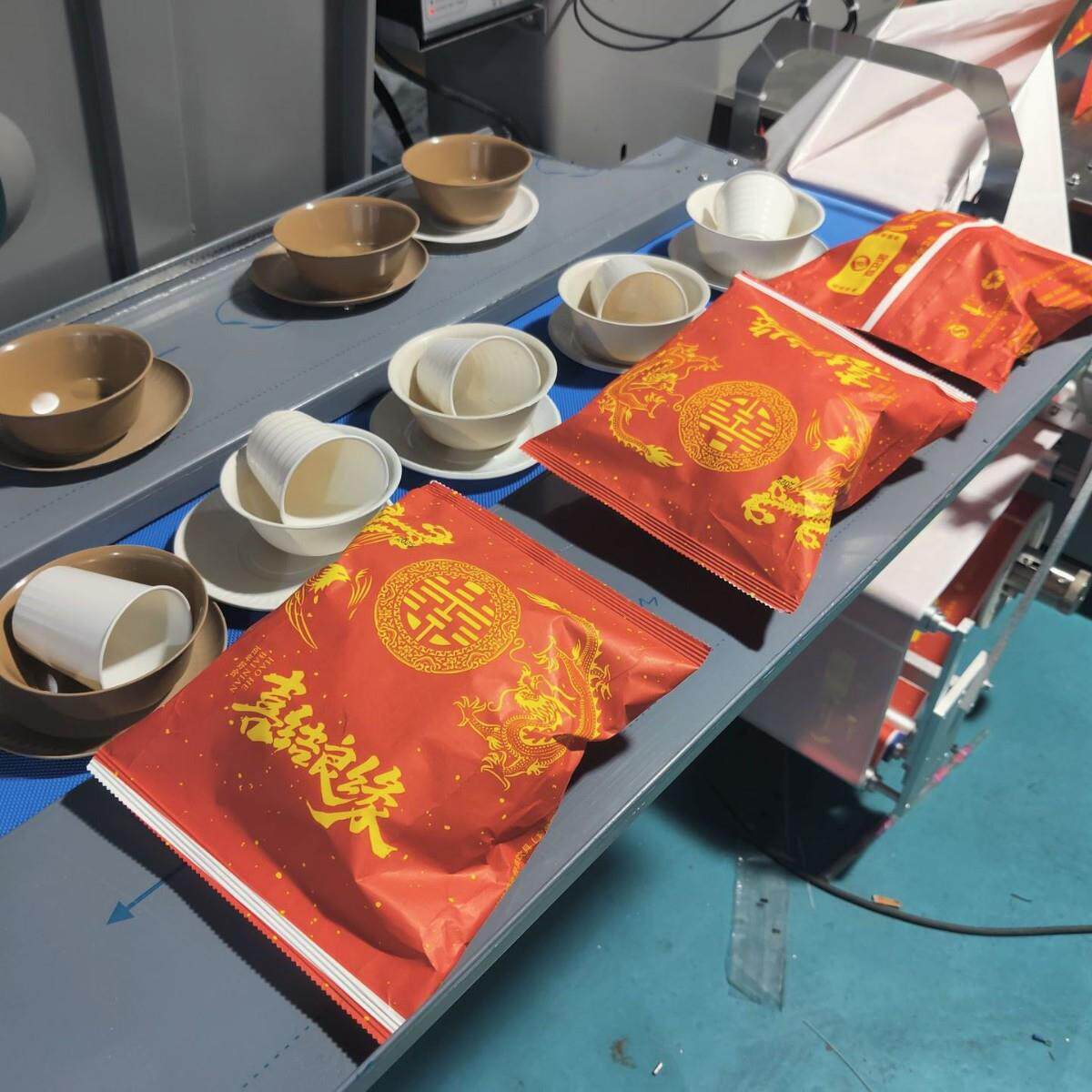 一次性稻壳餐具枕式包装机碗盘子杯子纸膜套袋打包酒席餐具包装机