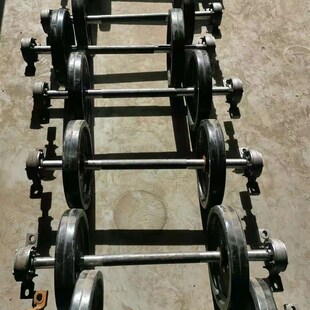 输送机无动力压带胶轮皮带机橡胶压带轮大倾角裙边带压轮滚筒