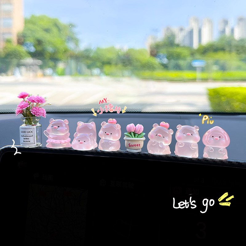 车载小摆件治愈系2025网红新款可爱小猪汽M车上中控台装饰品女生