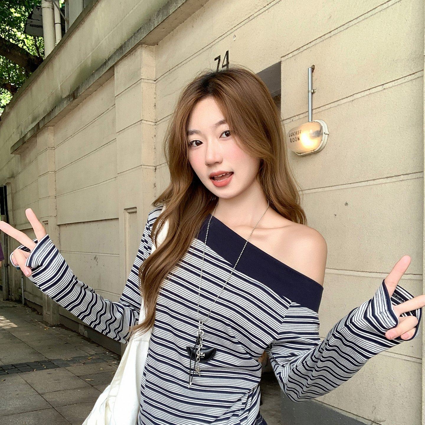 拼接撞色条纹一字领长袖t恤女早秋新款修身显瘦设计感内搭小上衣