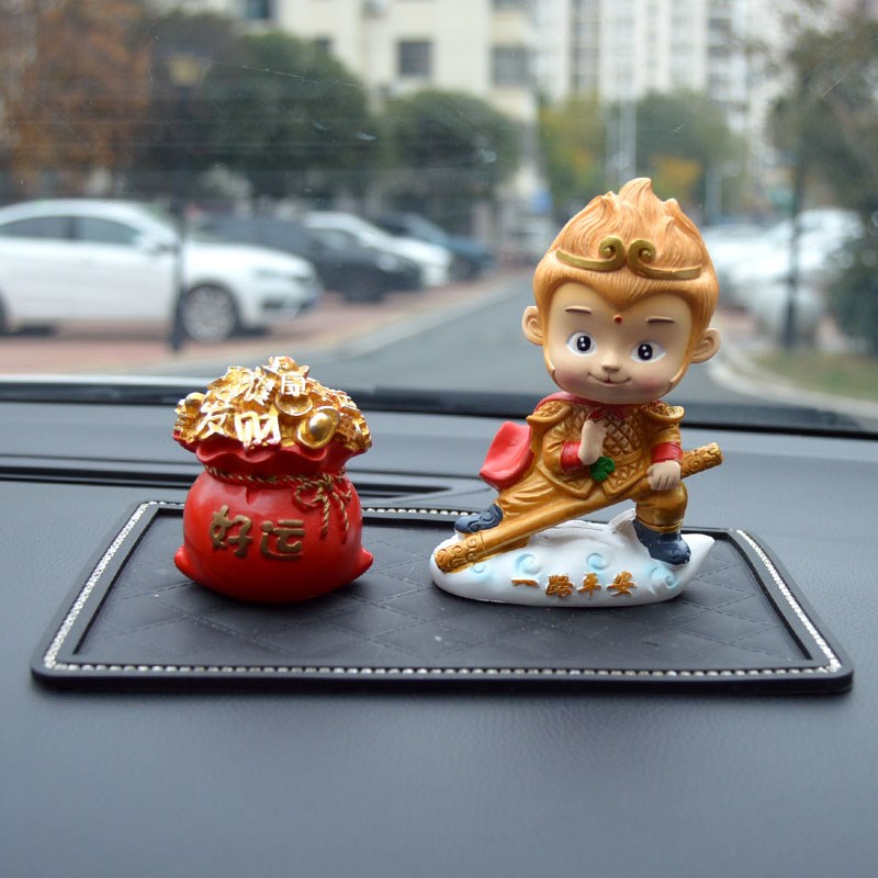 汽车饰品摆件摇头齐天q大圣孙悟空创意高档车载车内中控台装饰用