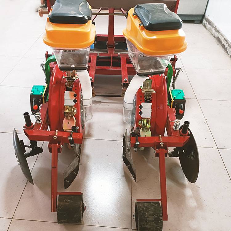 鸭嘴盘膜上花生播种机河北家用玉米播种机2行4行玉米施肥精播机