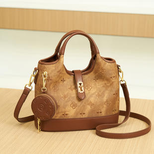 轻奢高级新款女包包小众设计手提包锁扣刺绣洋气水桶包单肩斜跨包