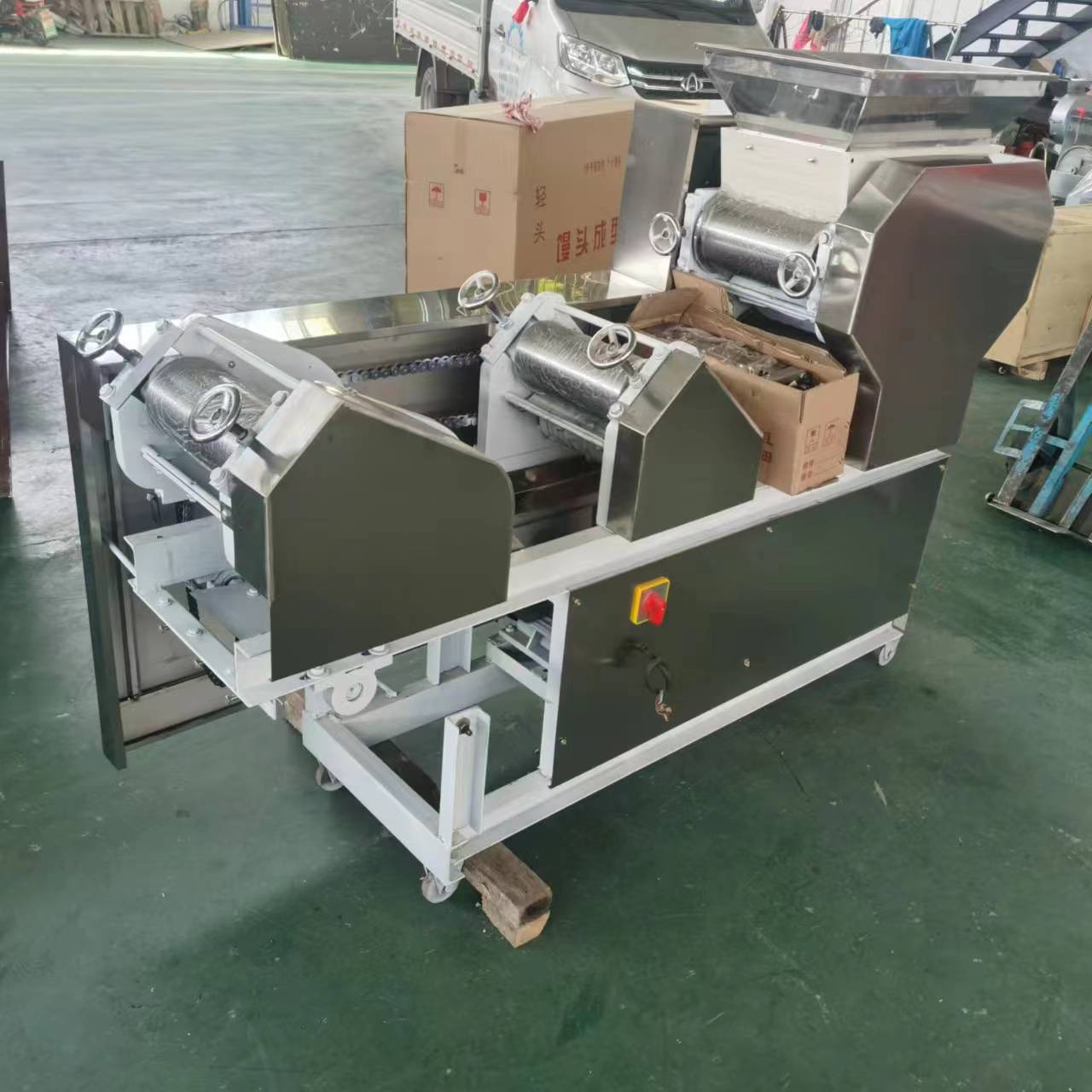 5组挂面机商用 食堂圆面宽面压面面条机 刀削面牛肉板面压面机