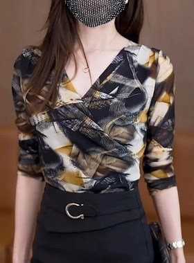 V领印花网纱上衣修身长袖t恤2023秋季新款显瘦打底衫女百搭W209