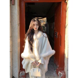 清冷感白色毛领披肩女外搭2026新款秋冬季高级感保暖披风斗篷围巾