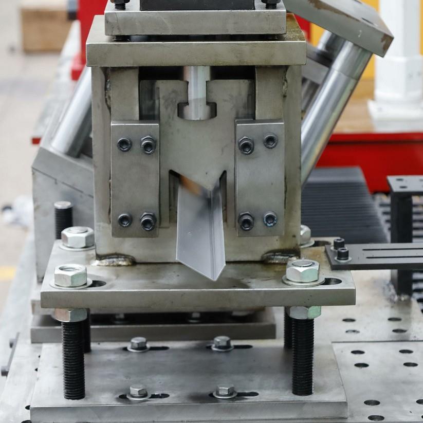 全自动L角龙骨机 龙骨设备厂家 上百台龙骨设备制作中 出口压瓦机