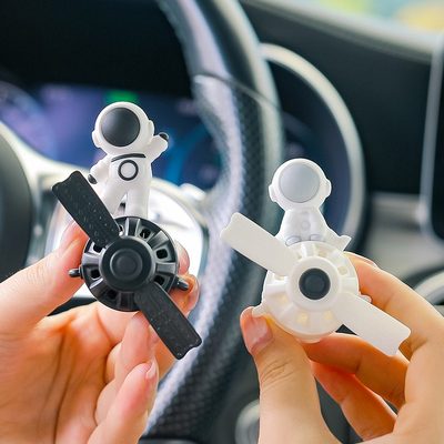 新款可爱宇航员车载出风口摆件汽车香薰车用香片香膏汽车风口装饰
