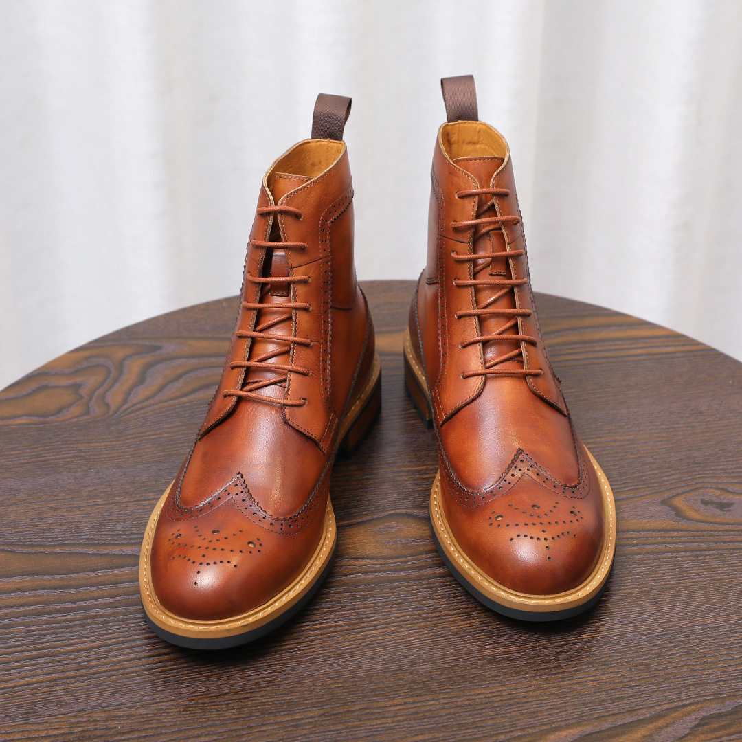 2026秋冬牛皮雕花高帮马丁皮靴男式手工实木跟经典款英伦机车短靴