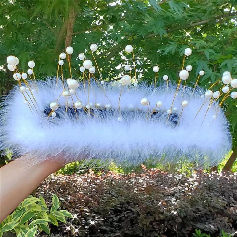 创意羽毛汽车防滑垫仪表台中控台置物垫车载N摆件可爱绒毛汽车饰