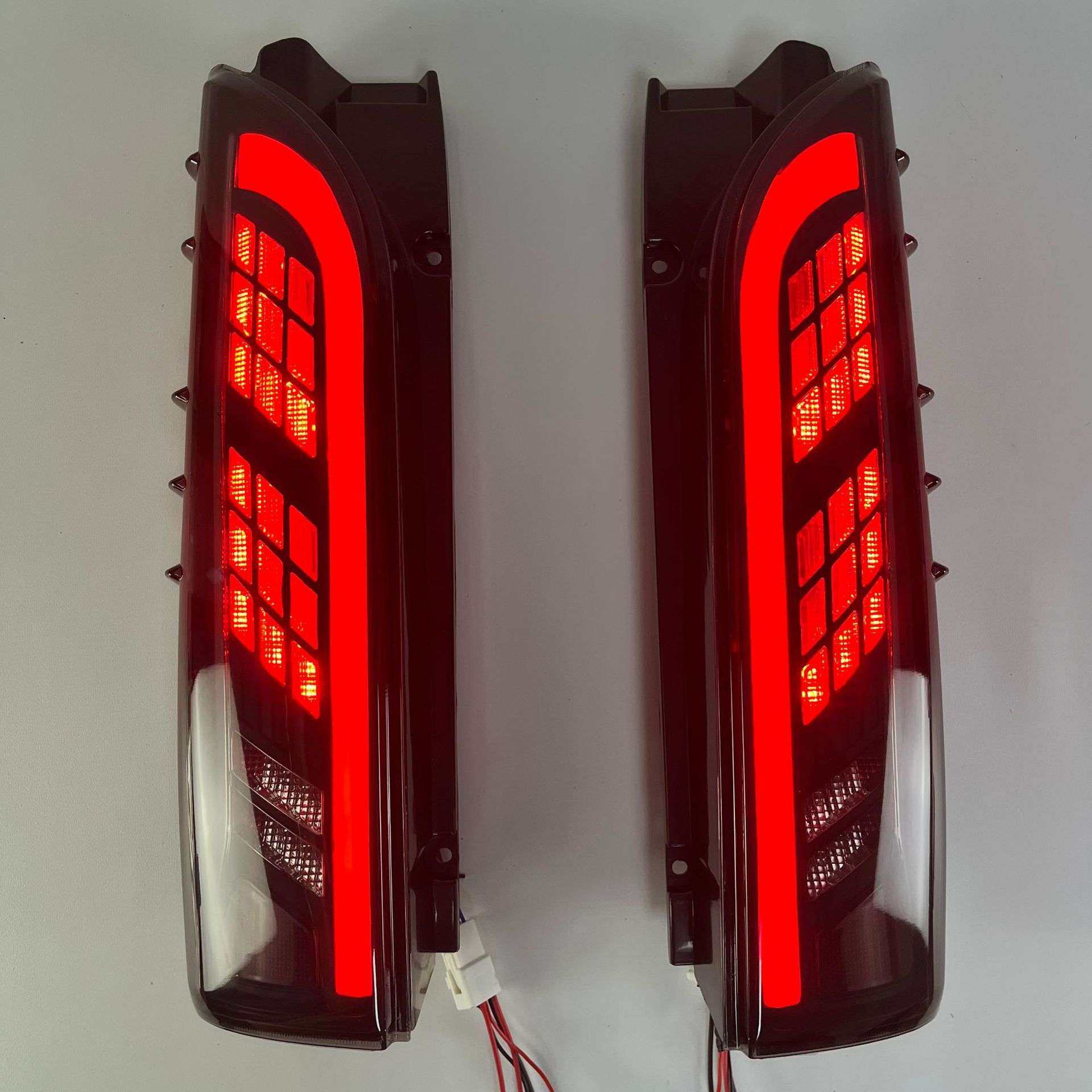 适用于05-18年丰田海狮 HIACE 200系改LED尾灯刹车灯流水转向灯