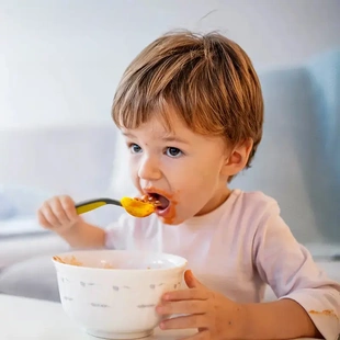 宝宝学吃饭训练短柄勺子扭扭勺学食舔舔勺儿童餐具可弯曲弯头勺CL