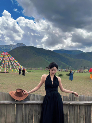 川西高级感旅游穿搭度假绝美挂脖连衣裙女夏收腰显瘦露背黑色长裙