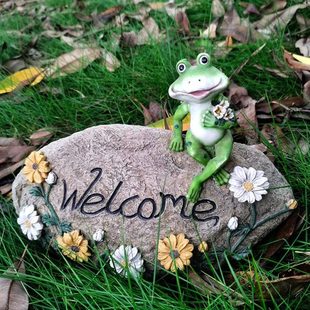 户外庭院花园布置别墅装 饰动物树脂摆件园林景观雕塑小品抱花青蛙