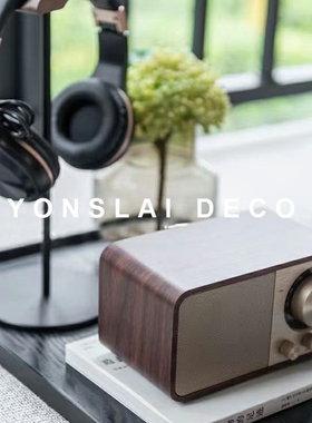 现代轻奢样板间卧室床头柜桌面组合摆件书桌音响收音机耳麦装饰品