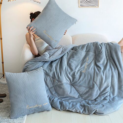 冬加载靠奶绒抱枕被子两用汽车内靠垫枕头午休车厚牛枕折叠沙发毯