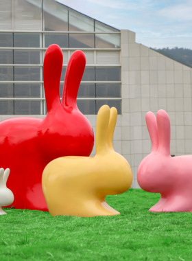 玻璃钢卡通抽象兔子动物摆件雕塑户外商场步行街幼儿园林景观装饰