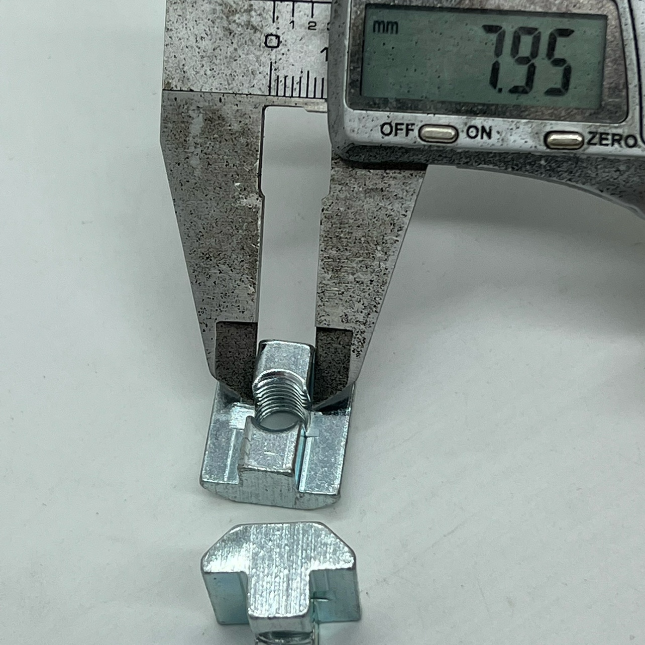 滑块螺母M8/方形螺母/T型槽螺帽船型螺母高台阶凸台6MM定制款厂家