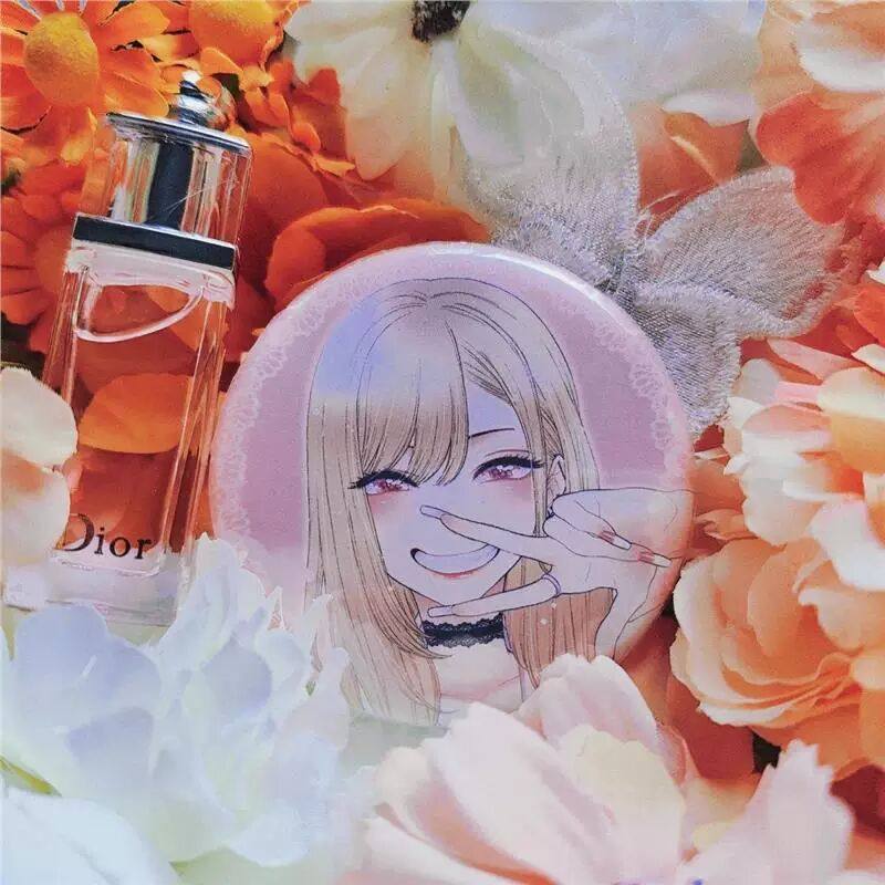 喜多川海梦原画展日谷吧唧更衣人偶坠入爱河原画徽章周边,模玩/动漫/周边/娃圈三坑/桌游,动漫徽章/立牌,淘宝优惠券,粉丝福利购,淘宝优惠卷