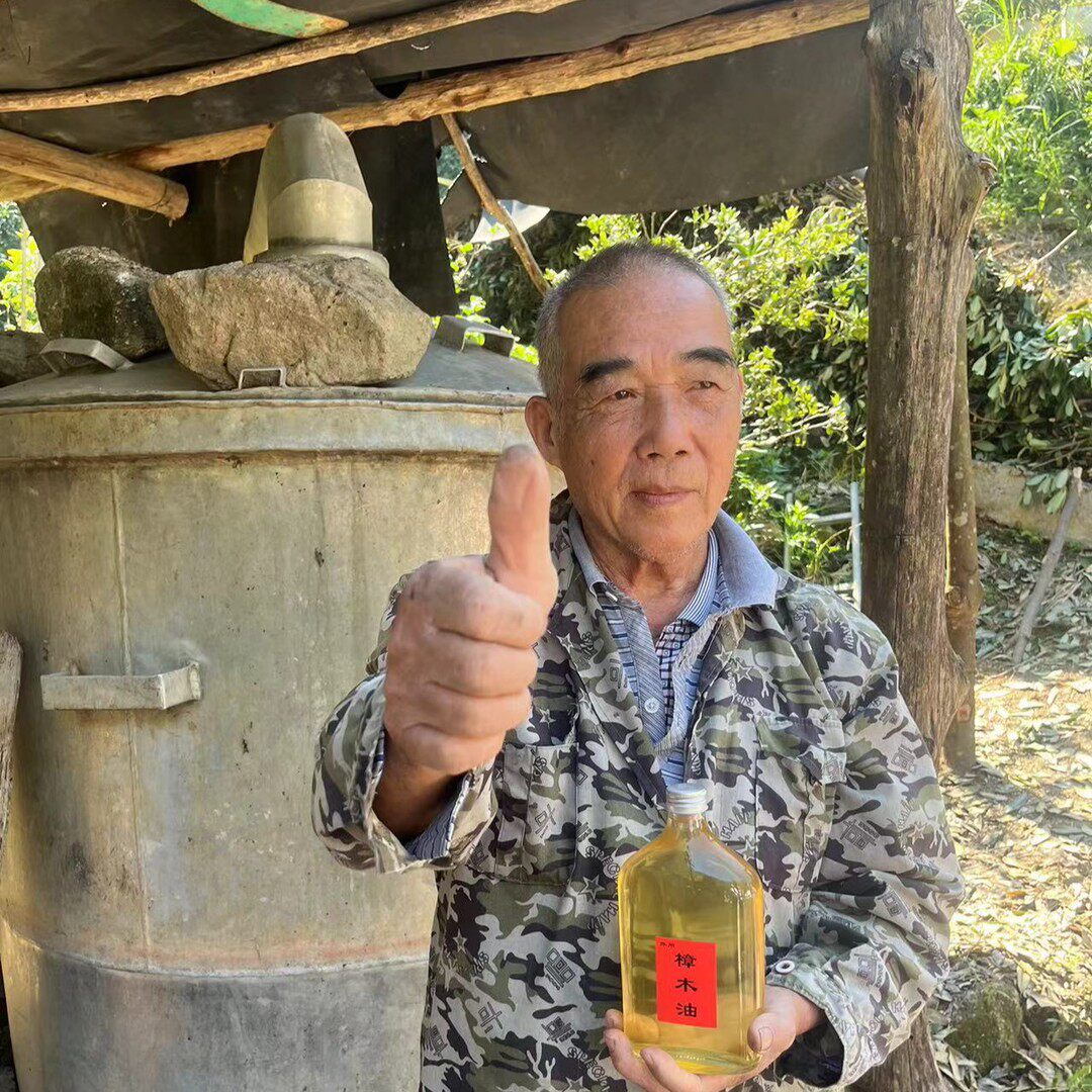 樟木油广西长寿之乡土法蒸馏天然香樟木油樟脑樟树油正宗农家品质 - 实物图