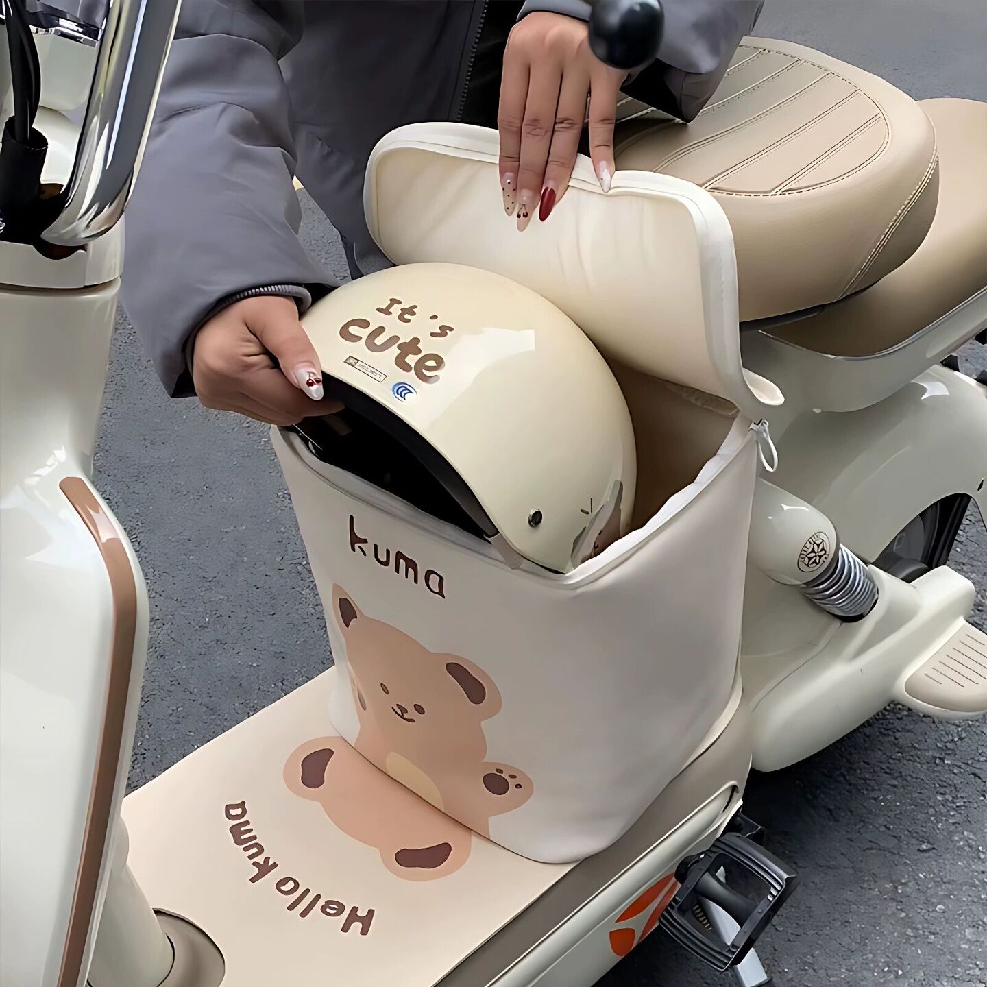 爱玛元宇宙雅迪电瓶车电动车头盔收纳袋挂包放头盔神器防水防尘