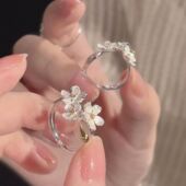 山茶花戒指闺蜜简约立体花朵ins小众设计轻奢高级感开口可调节