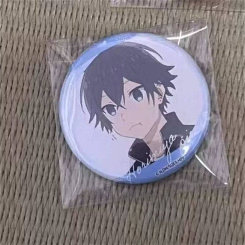 堀与宫村 宫村伊澄 扭蛋吧唧58mm日谷底徽章包包装饰胸针周边收藏,模玩/动漫/周边/娃圈三坑/桌游,动漫徽章/立牌,淘宝优惠券,粉丝福利购,淘宝优惠卷
