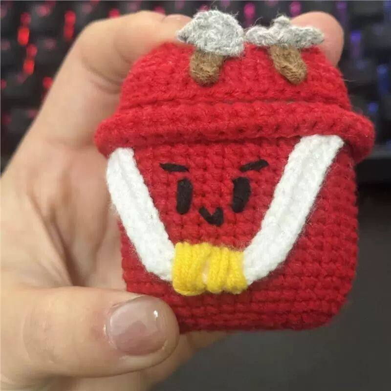 红桶包适用 AirPodsPro3 耳机壳 4 代毛绒耳机套苹果Pro 软壳 2代,模玩/动漫/周边/娃圈三坑/桌游,动漫徽章/立牌,淘宝优惠券,粉丝福利购,淘宝优惠卷