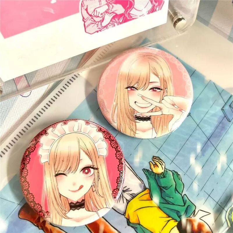 喜多川海梦原画展日谷吧唧更衣人偶坠入爱河原画徽章周边,模玩/动漫/周边/娃圈三坑/桌游,动漫徽章/立牌,淘宝优惠券,粉丝福利购,淘宝优惠卷