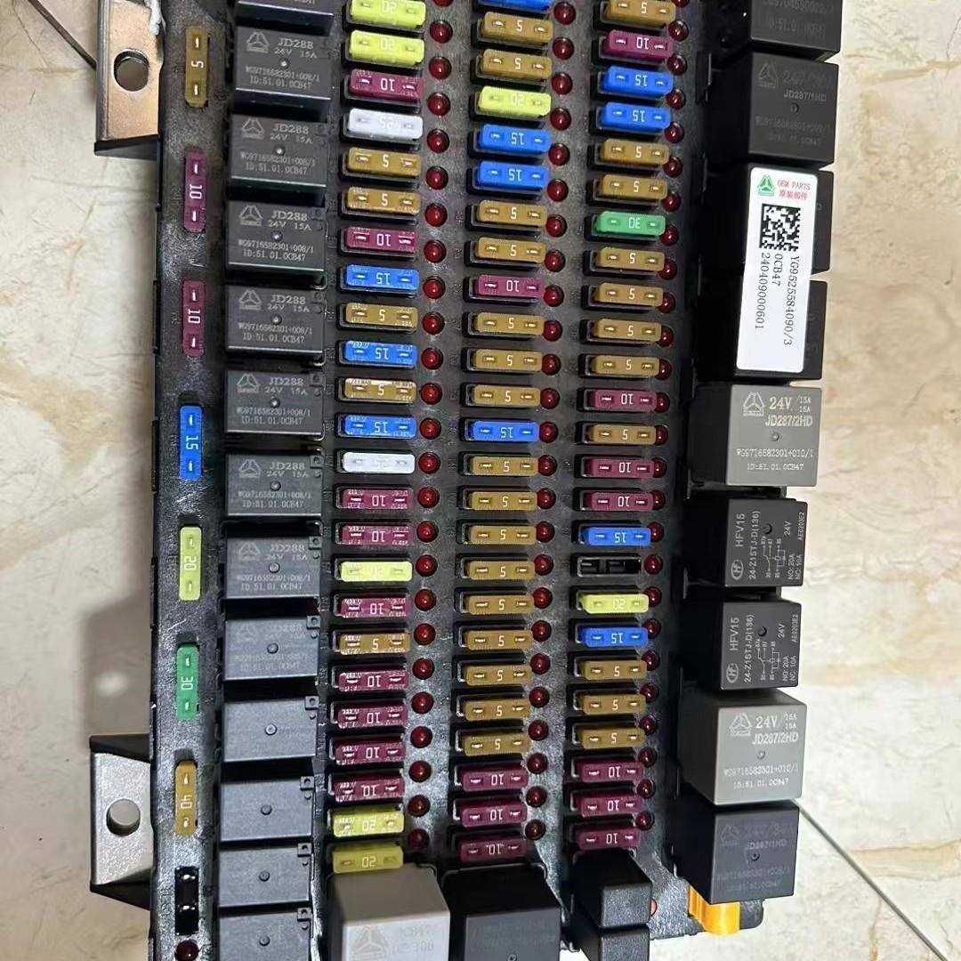YG9525584090重汽豪沃T5汕德卡C7H豪瀚N7G驾驶室电器接线电器盒
