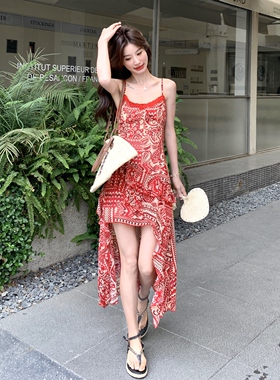 法式复古红色印花吊带连衣裙女2026夏季新款不规则度假风显瘦长裙