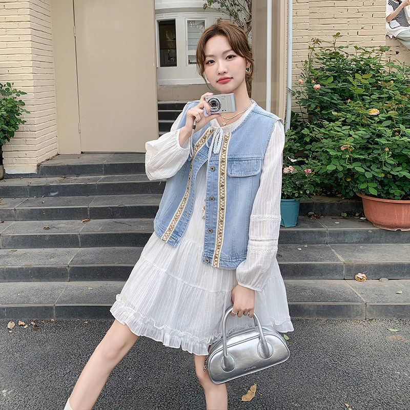 牛仔背心白色连衣裙女流行穿搭2026早春超火减龄独特漂亮两件套装