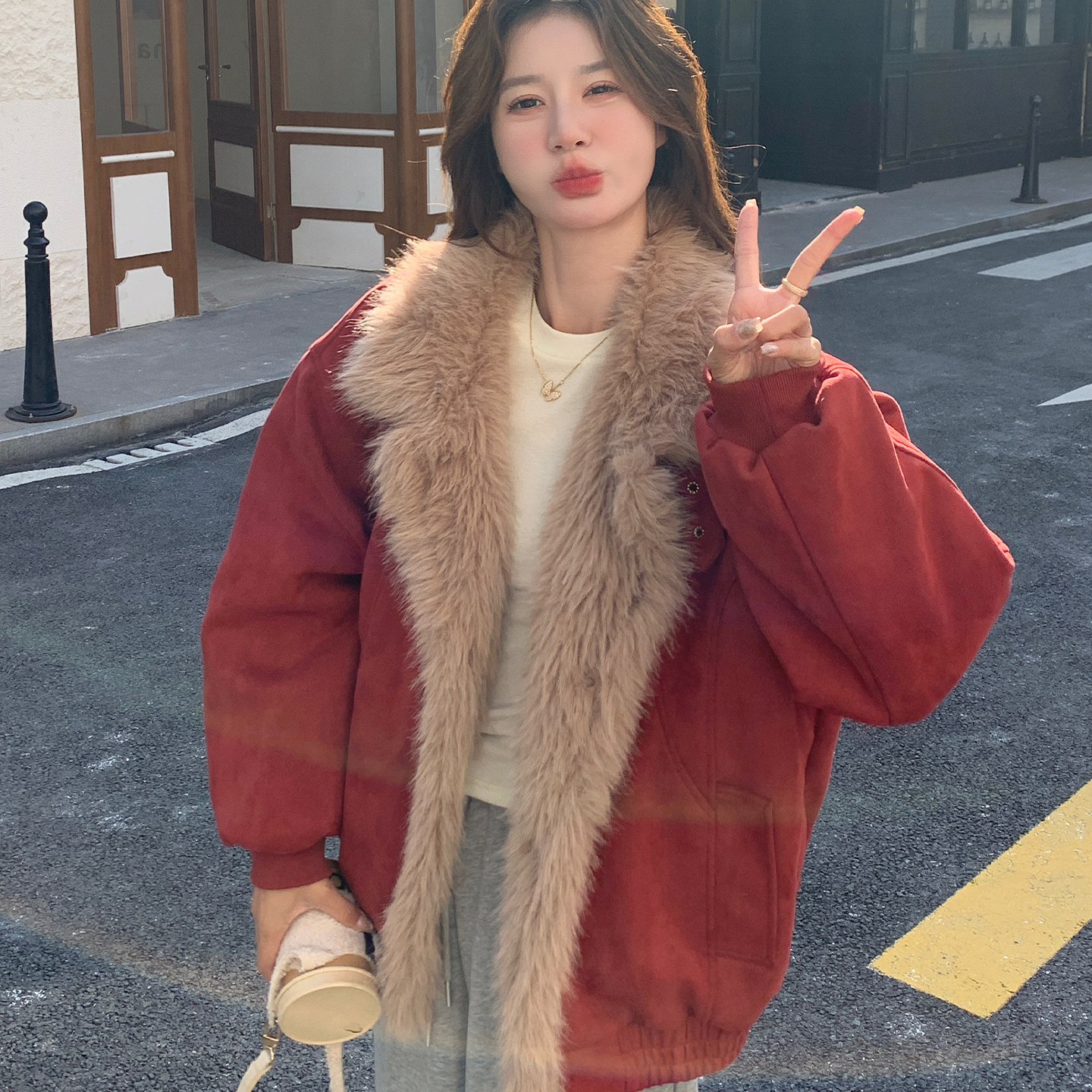 红色短款毛绒拼接棒球服羽绒服2025新款女冬皮毛一体派克服厚外套